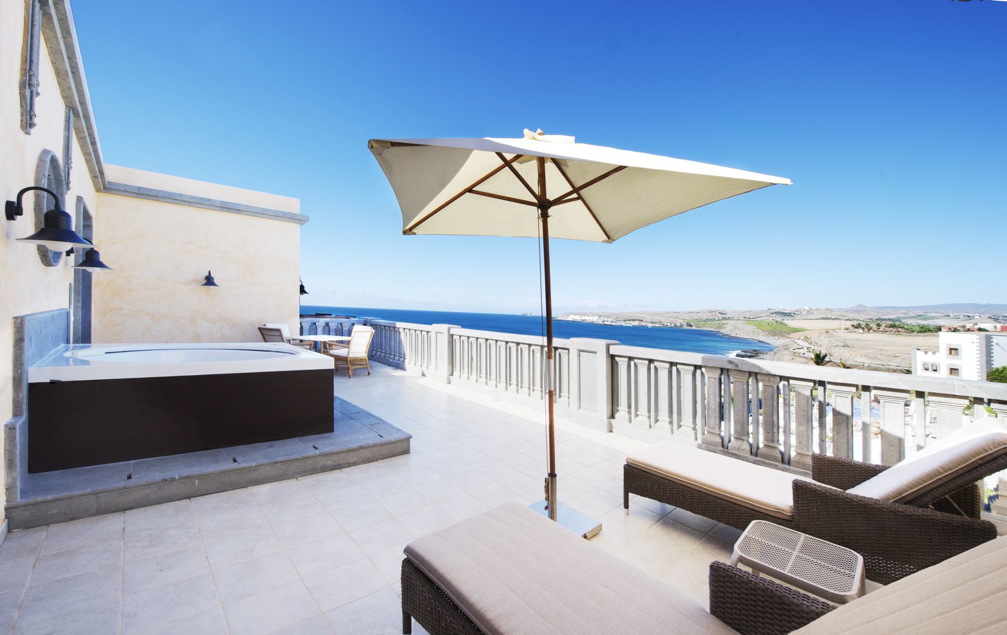 Lopesan Villa Del Conde Resort & Thalasso Meloneras Ngoại thất bức ảnh The rooftop pool at the Hotel del Coronado