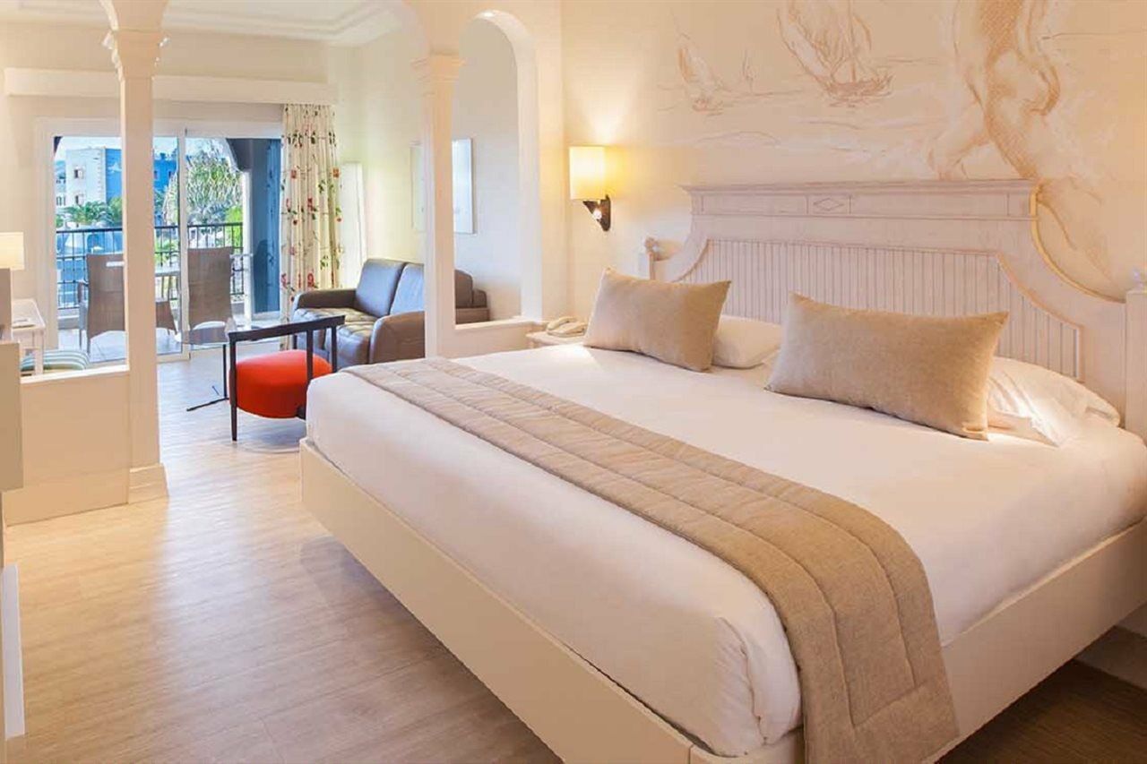 Lopesan Villa Del Conde Resort & Thalasso Meloneras Ngoại thất bức ảnh A bedroom at the Hotel du Cap
