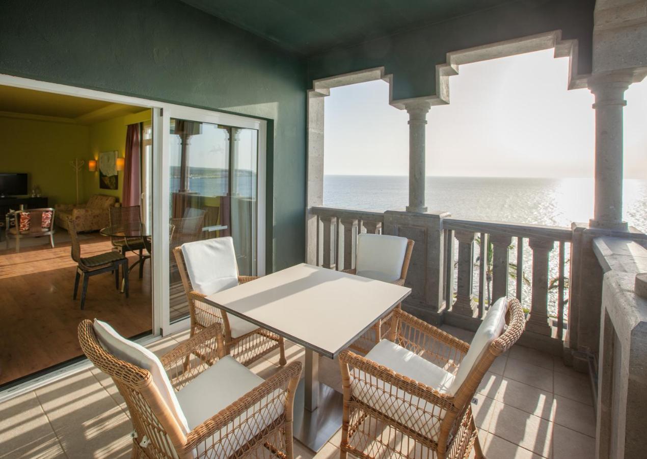 Lopesan Villa Del Conde Resort & Thalasso Meloneras Ngoại thất bức ảnh A balcony at the Hilton Head Oceanfront Resort