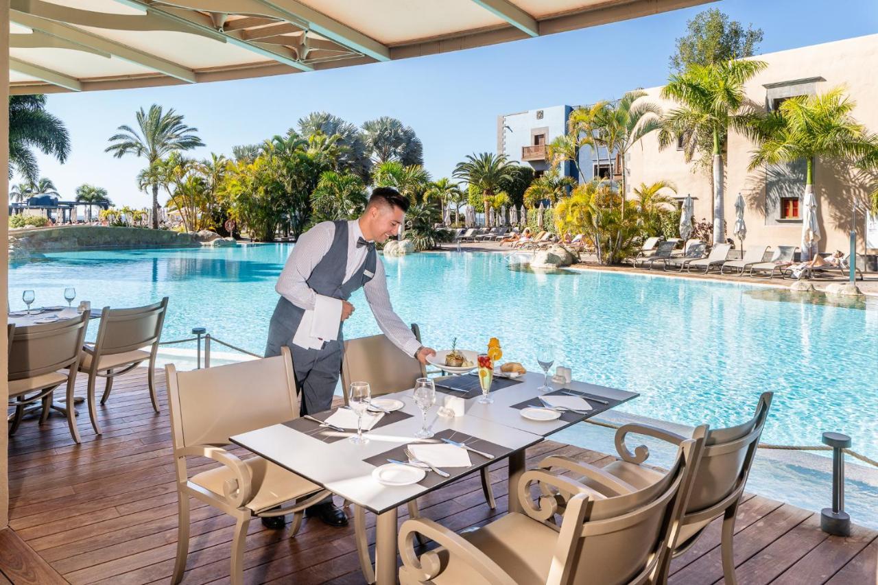 Lopesan Villa Del Conde Resort & Thalasso Meloneras Ngoại thất bức ảnh A waiter at work